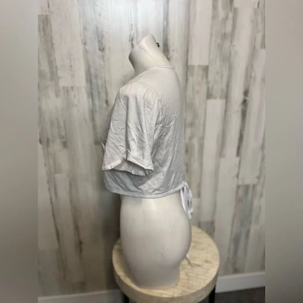 White top - Picture 2 of 5